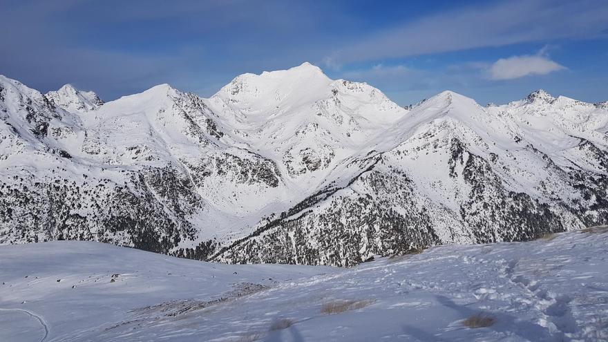 Una esquiadora catalana graba cómo una avalancha la arrastra junto a su perro