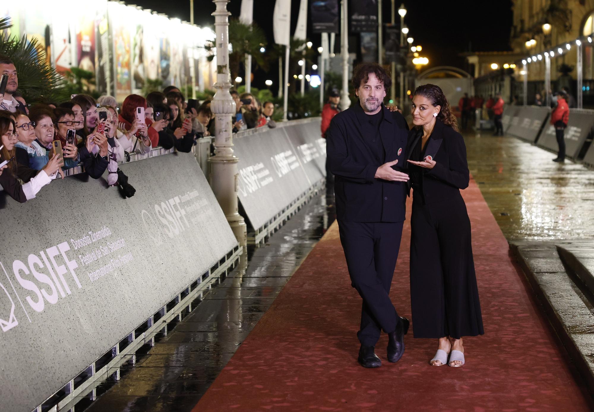 La familia Flores llena de arte la alfombra roja del Zinemaldia