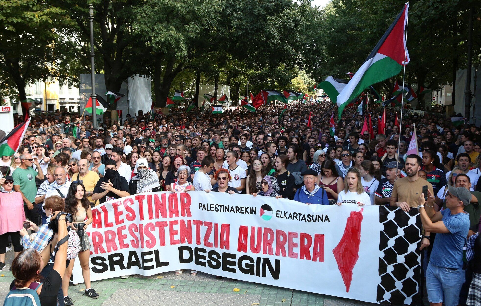 Fotos de la concentración en apoyo a Palestina en Pamplona este sábado