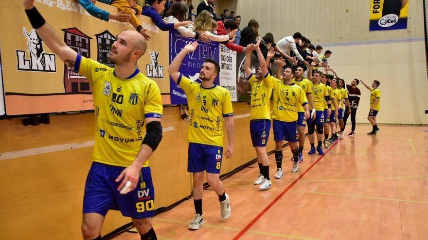 Los jugadores del Bidasoa saludan a los aficionados al término del partido liguero contra el Puente Genil en Artaleku.