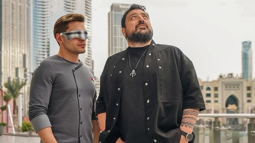 Imagen del Chef Aiman, a la izquierda, recreado junto a un colaborador.