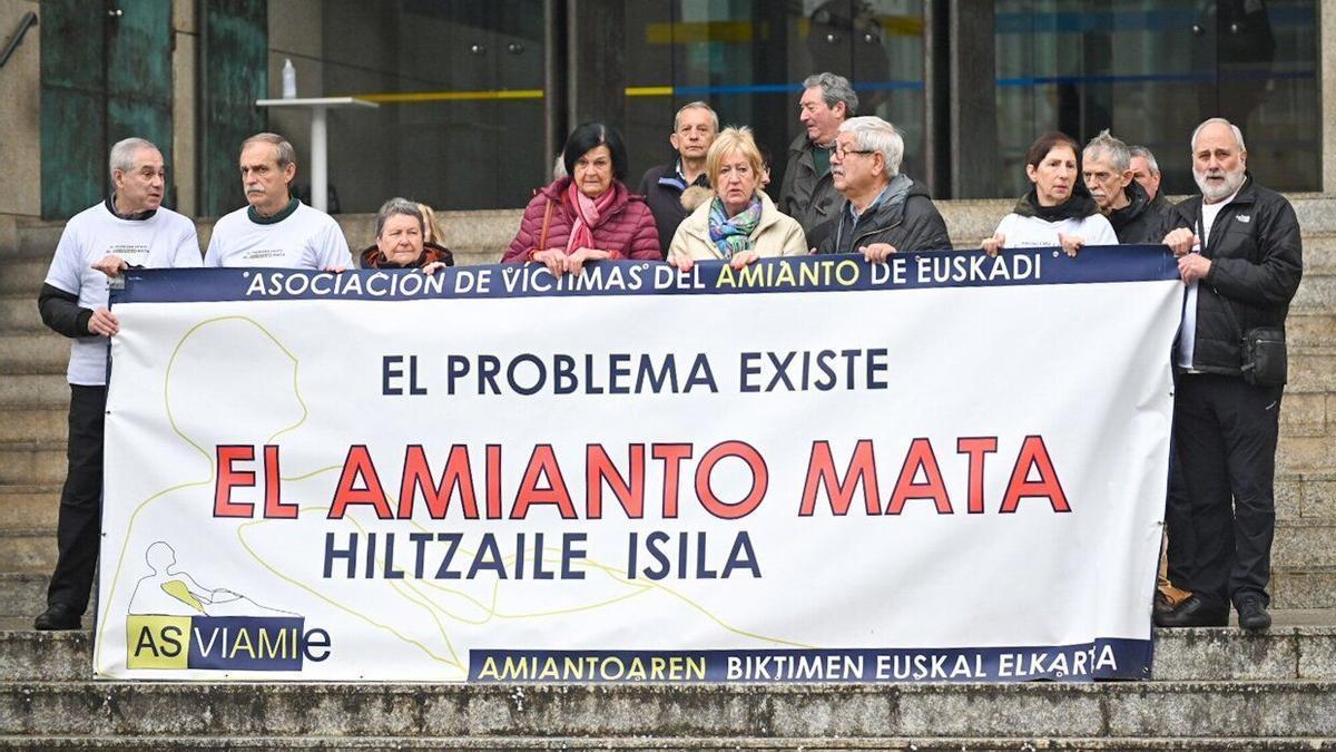 Concentración en Donostia de la Asociación de Víctimas del Amianto de Euskadi.