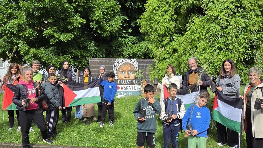Los colegios de Laudio plantan olivos en homenaje a la infancia palestina
