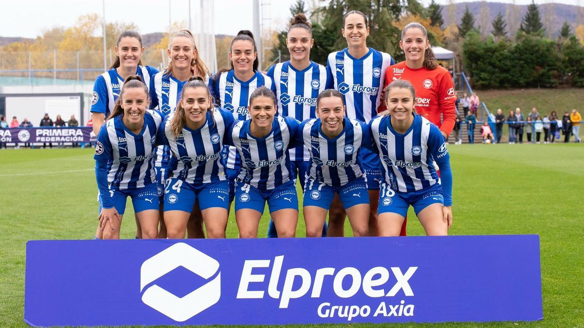 Celia Ochoa (primera por la izquierda en la fila de arriba), Ainhoa Guallar (tercera por la izquierda en la fila superior), Merche Izal (segunda por la izquierda en la fila inferior) y Carmen Sobrón (cuarta por la izquierda en la fila inferior), en el once del Alavés en la última jornada liguera.