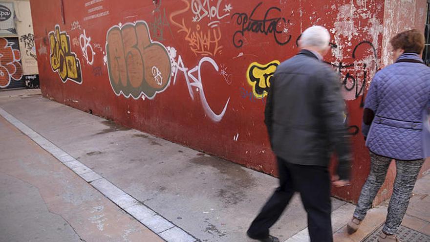 Vista de la calle Trajano de Almería, donde fue encontrado el joven fallecido.