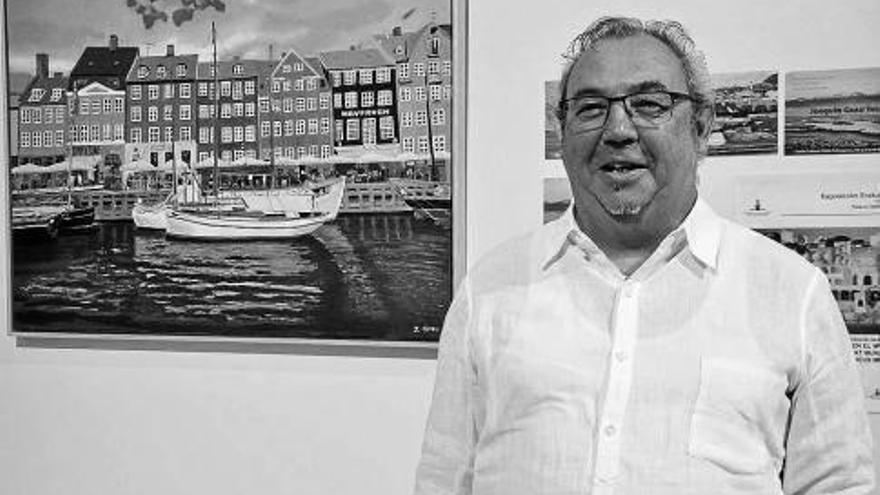 Joaquín Grau, con una de sus obras.