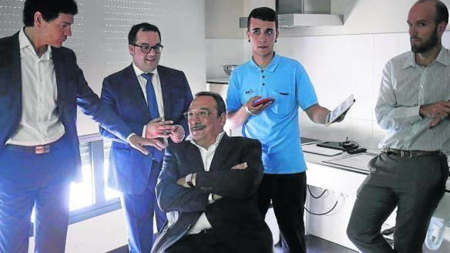 Unai Rementeria se dirige a Carlos Sola durante la visita guiada a Etxegoki.