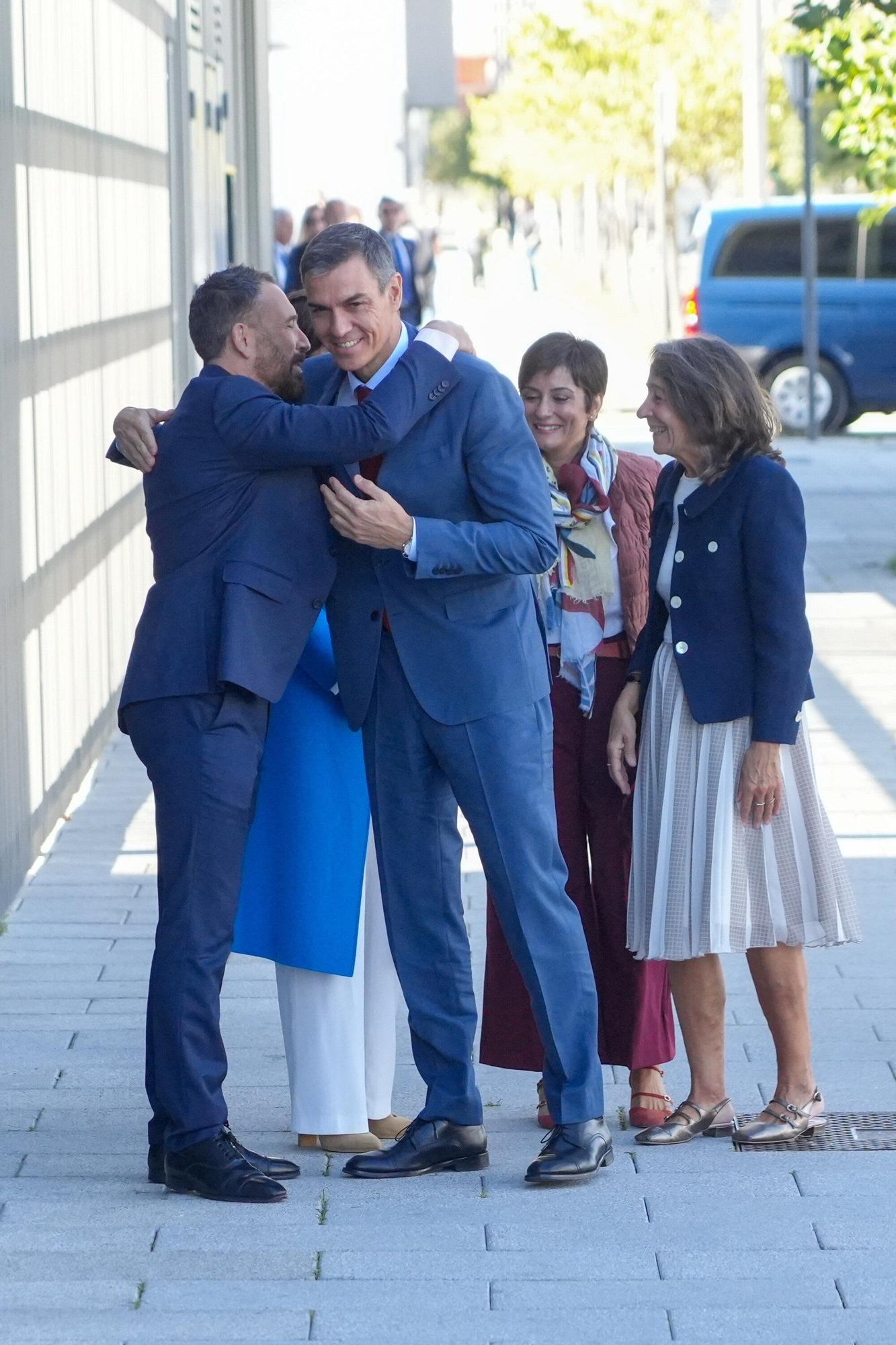 En imágenes: Pedro Sánchez visita una promoción de pisos de alquiler social en Arkaiate