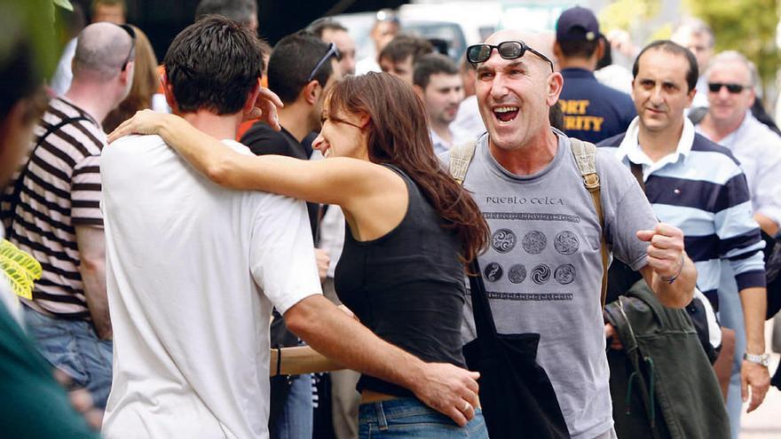 El marinero gallego Pablo Costas, de espaldas, es consolado por su esposa, Silvia Albés, en Puerto Victoria.