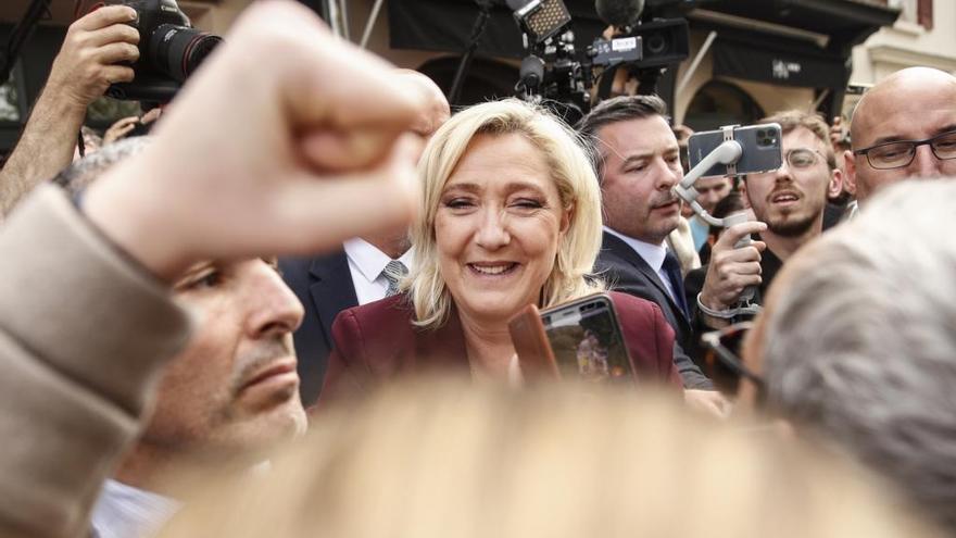 Le Pen quiere quedarse en la UE pero no como existe ahora