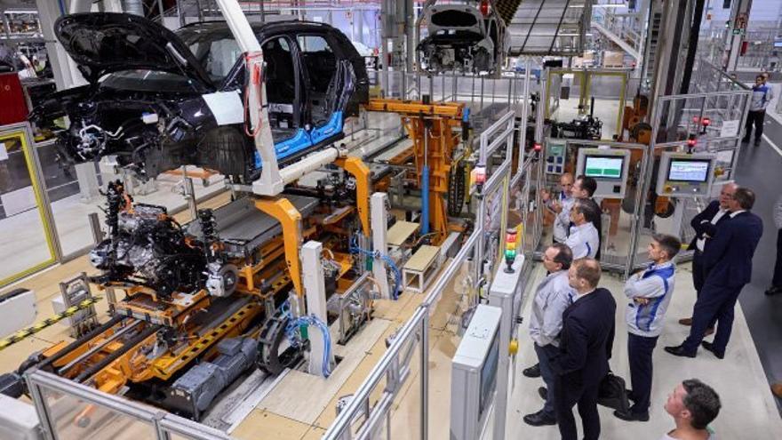 En el &#039;fahrwerk&#039;  se ha comprobado la integración de los coches eléctricos y de combustión.