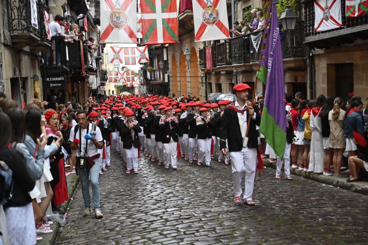 La compañía Jaizkibel desfila en Hondarribia
