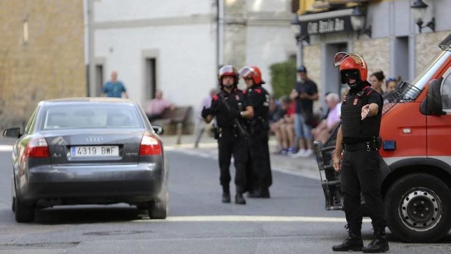 Dispositivo policial ante la declaración de los acusados del crimen de Cáseda en el juzgado de Aoiz.