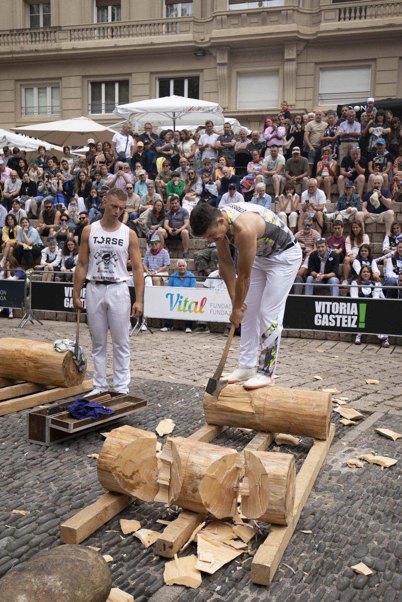 En imágenes: El torneo Virgen Blanca de Herri Kirolak se adueña de la Plaza de Los Fueros