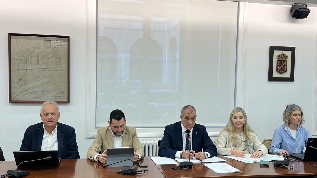 El consejero Chivite (tercero por la izda), en un momento de su intervención.