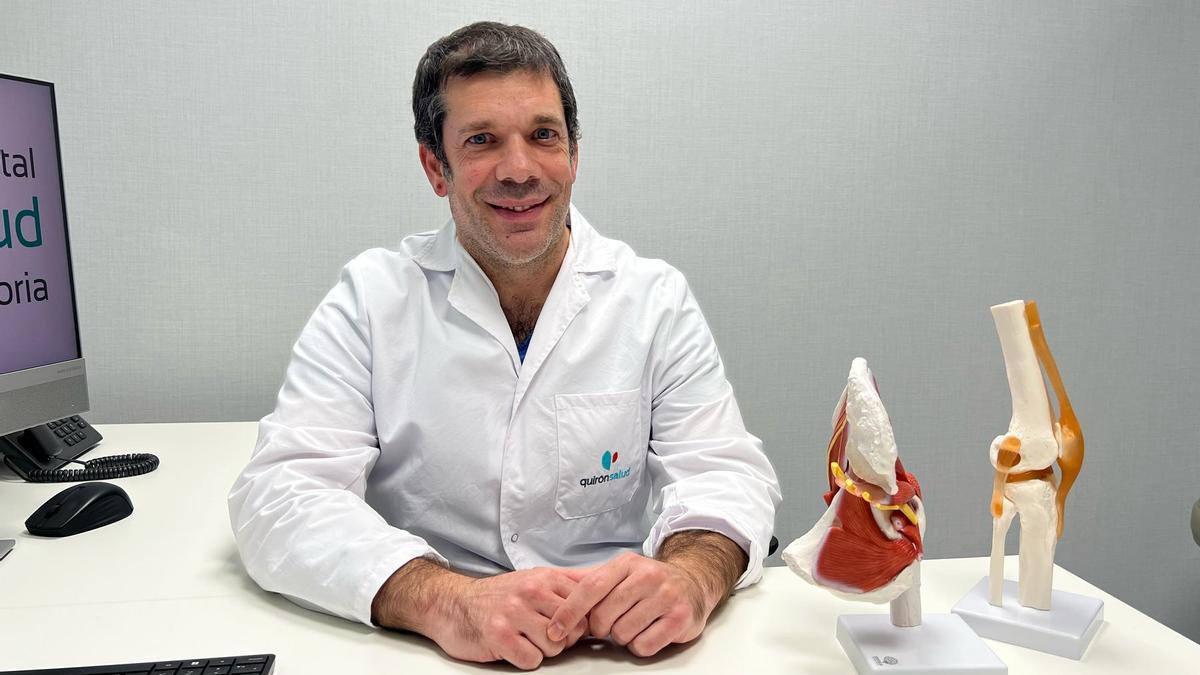 El doctor Nicolás Fiz en su consulta