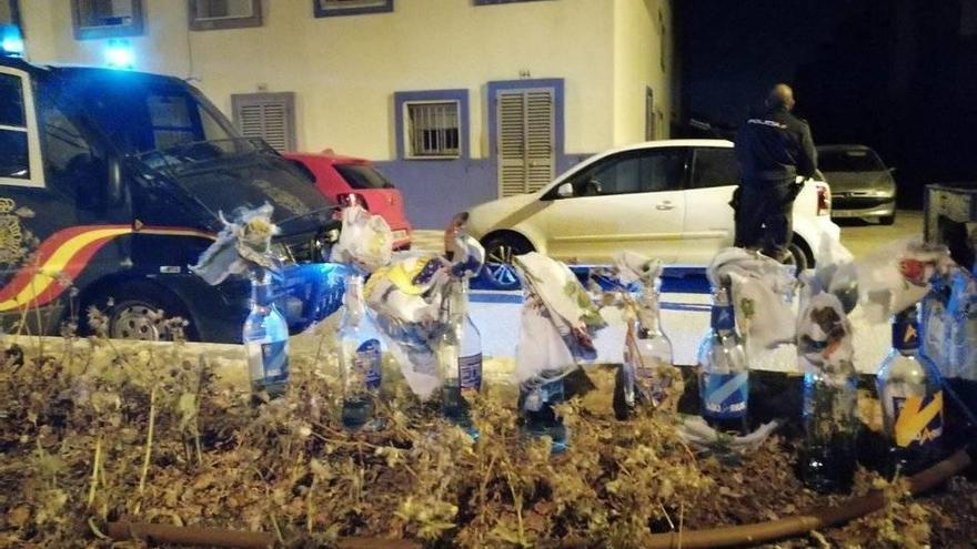Apedrean a varios coches policiales en La Línea tras tenderles una emboscada
