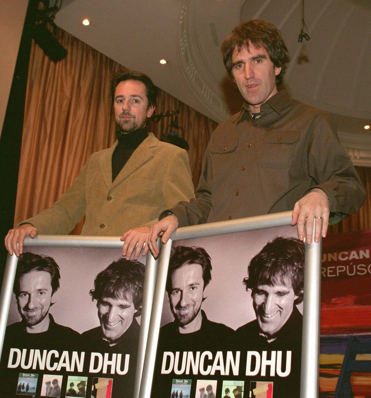 El dúo Ducan Dhu recogiendo en Madrid el disco de diamante. Luis Álvarez