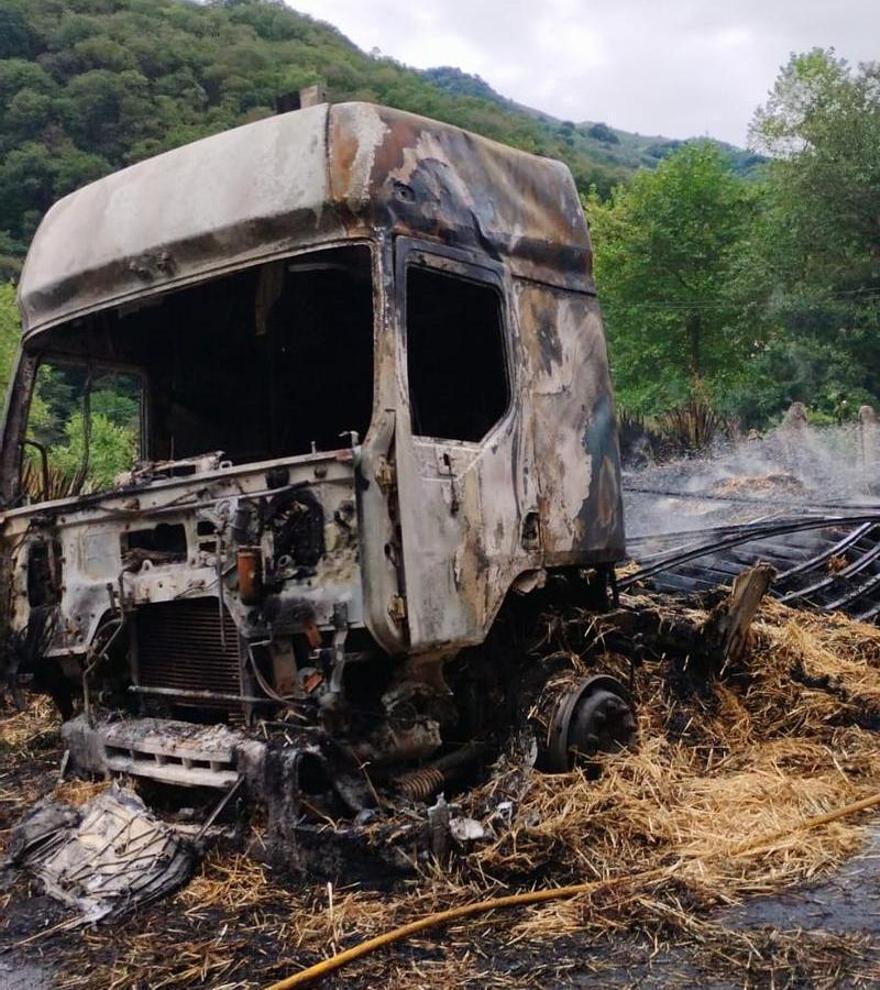 Estado en el que ha quedado el camión incendiado.