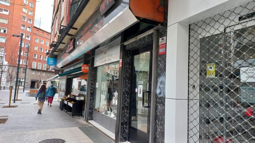 Una tienda de Vitoria cuelga un llamativo cartel para explicar que adelanta su cierre