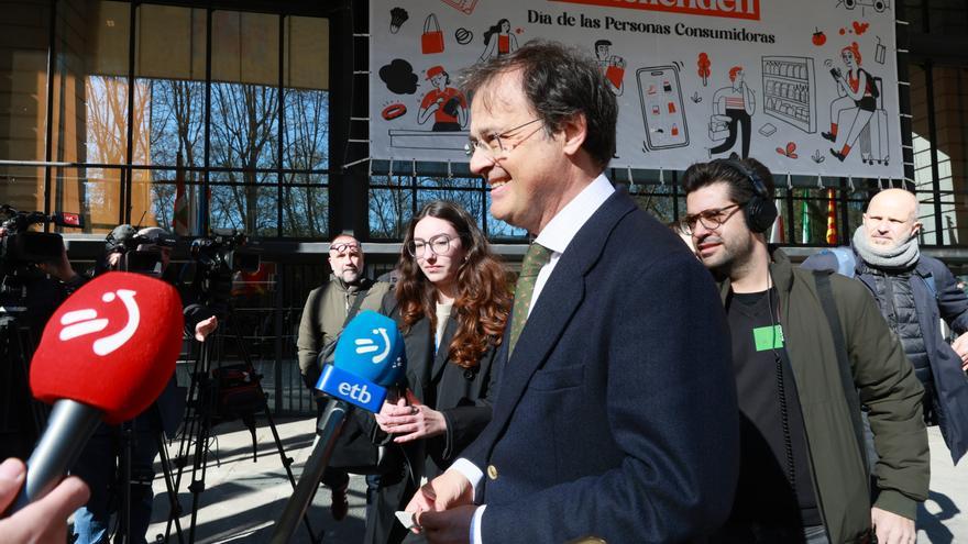 El consejero de Salud recorre "ambulatorios y hospitales" para buscar una solución a la huelga de médicos