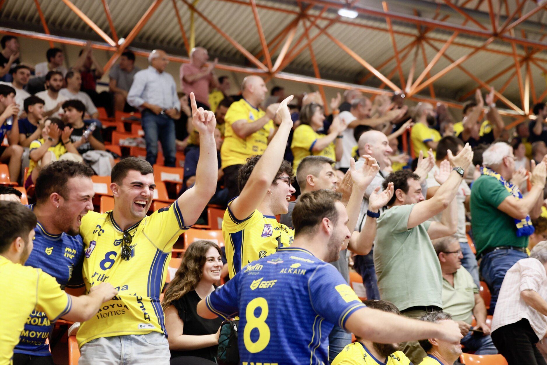 La afición del Irudek Bidasoa Irun, en el partido ante el Flensburg alemán en Artaleku