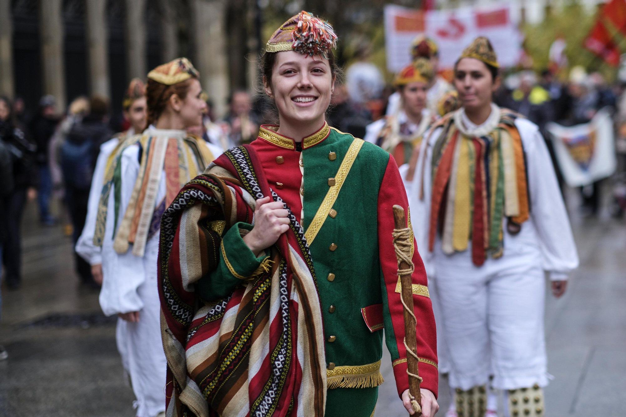 Fotos del homenaje a la estatua que corona el monumento que se erigió hace más de 100 años recordando la lucha popular en el Día de Navarra