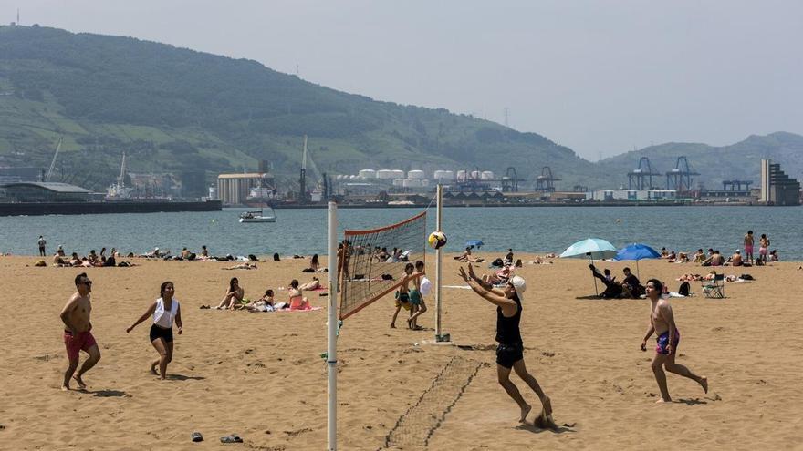 Baño prohibido o con precaución en 13 playas de Bizkaia