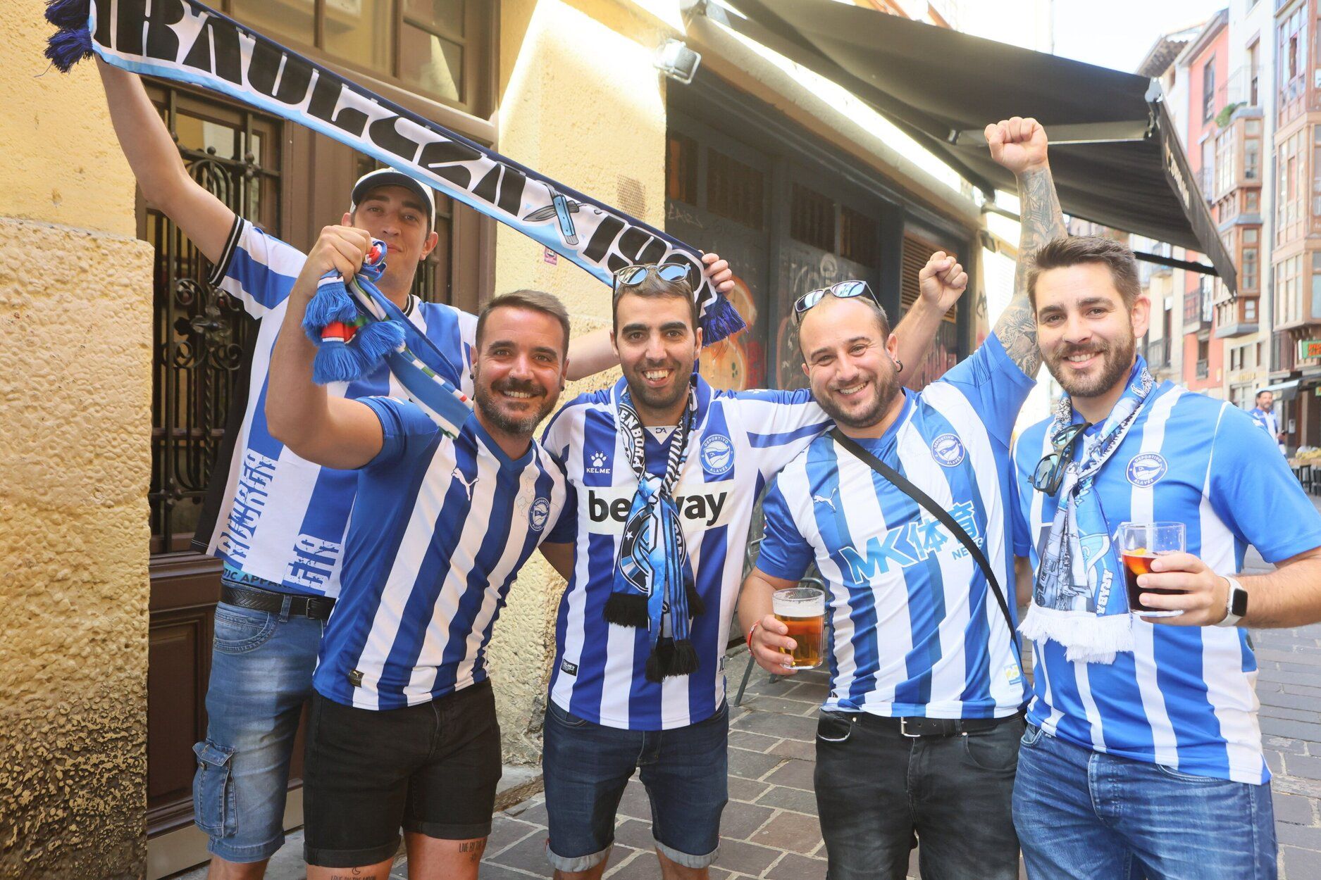 En imágenes: las aficiones de Alavés y Atlético se dejan notar en Vitoria