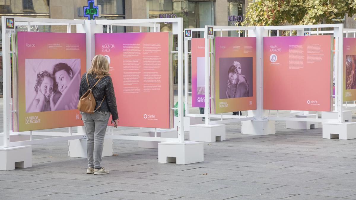 Los soportes de la expo simulan las páginas de un libro.