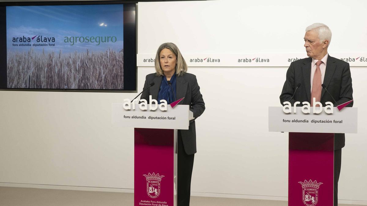 La diputada de Agricultura, Noemí Aguirre y el presidente ejecutivo de Agroseguro, Ignacio Machetti