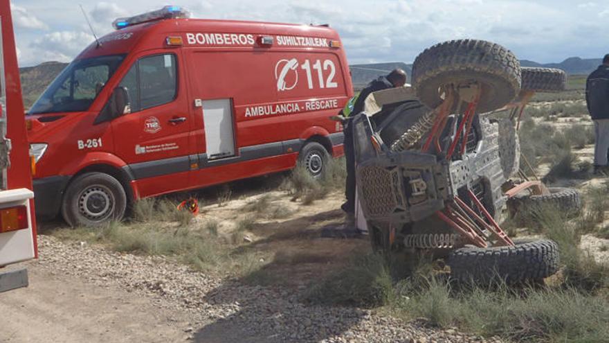 El vehículo ha volcado al salirse de la pista.
