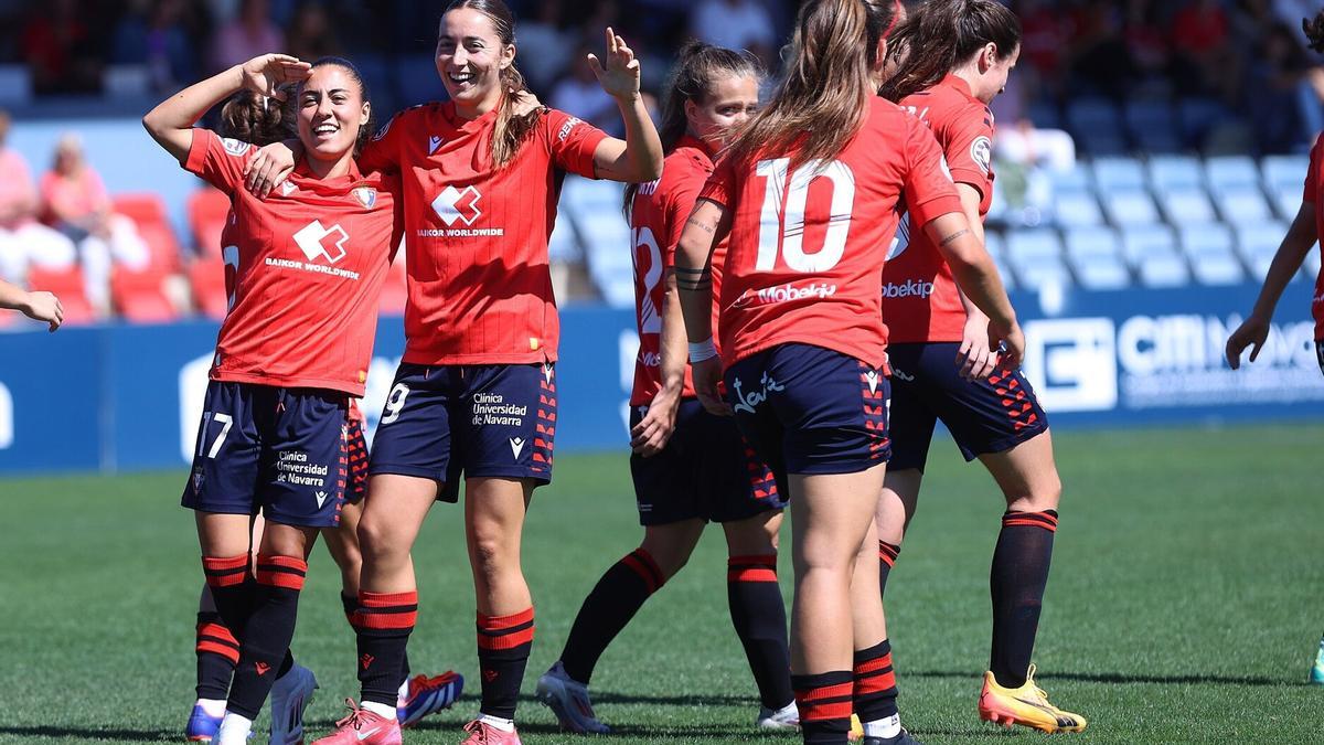 Las jugadoras rojillas festejan un gol.