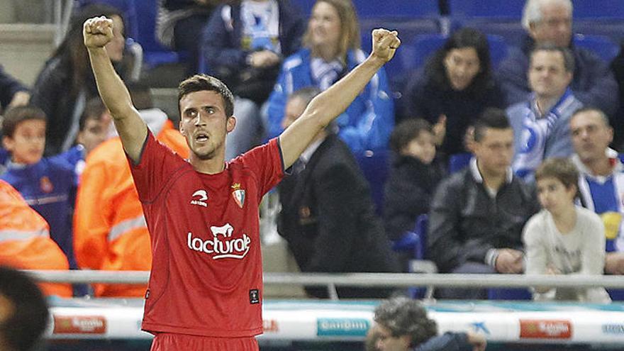 Oier Sanjujo levanta los brazos tras la victoria en Cornellá.