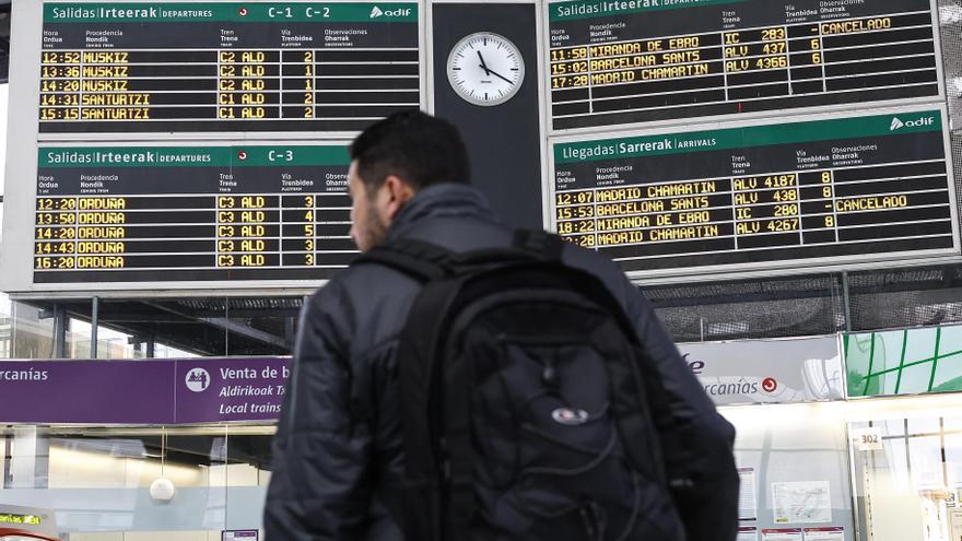 La huelga de maquinistas afecta a casi la mitad del servicio ferroviario en Euskadi en su primera jornada