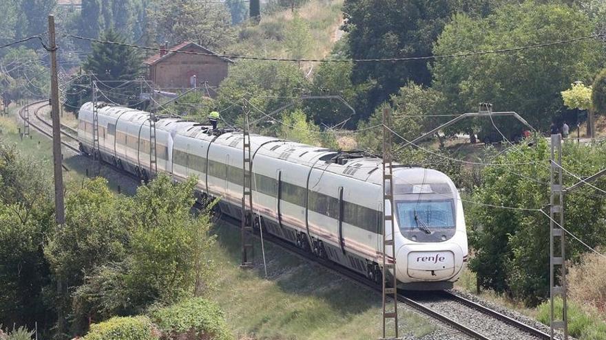 Un incendio de vegetación en Pitillas interrumpe el tráfico ferroviario entre Pamplona y Castejón