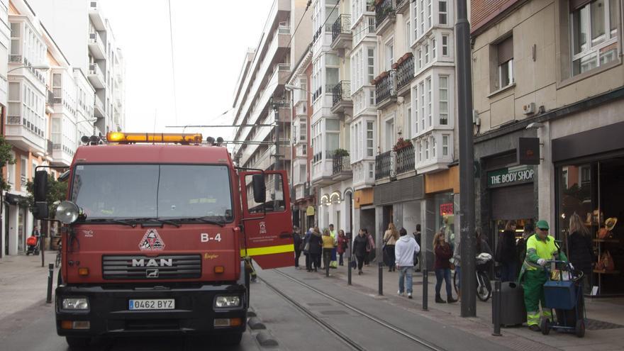 El humo alarma a la calle Independencia y una tubería rota inunda el entorno de una escuela infantil