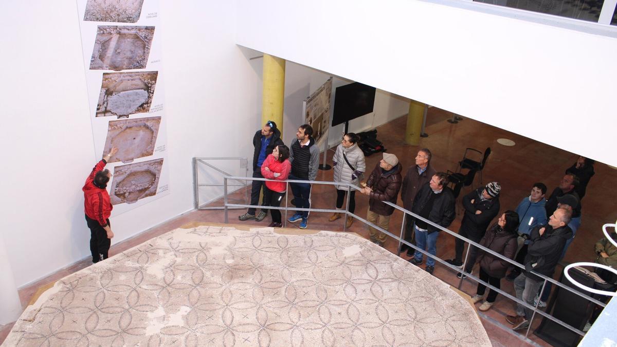 Felipe Martínez da explicaciones a los que acudieron a las visitas, el mosaico en primer plano.