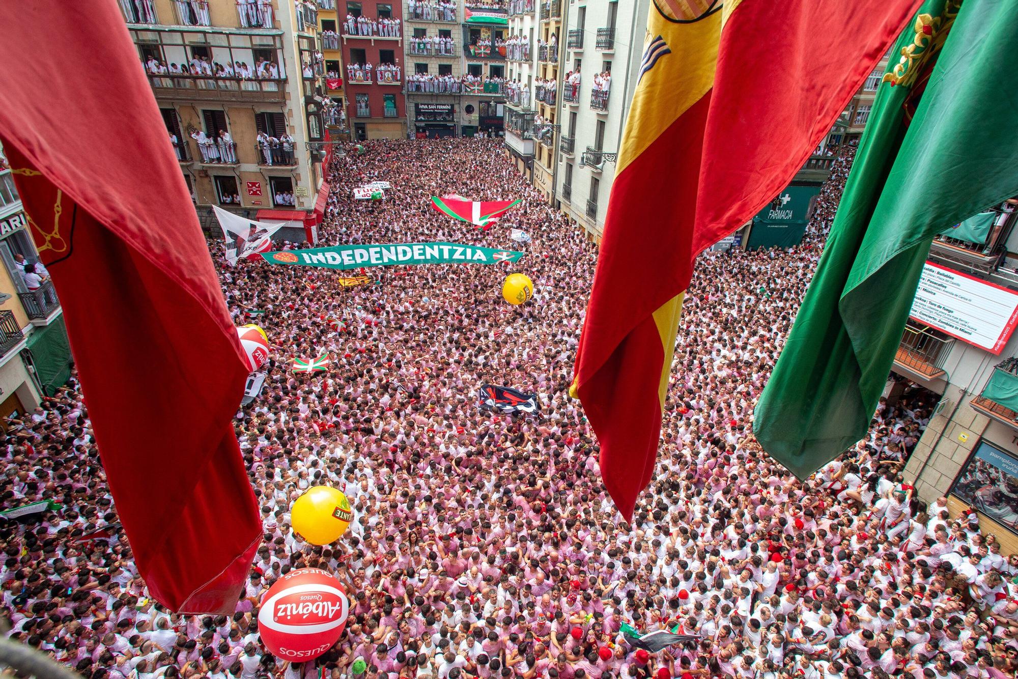 Fotos del  Chupinazo de San Fermín 2025 en Pamplona: ¡La fiesta más internacional se enciende con un grito solidario por Palestina!