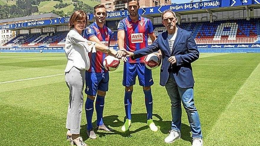 Amaia Gorostiza, Roberto Correa, Esteban Burgos y Fran Garagarza unen sus manos, ayer sobre el césped de Ipurua.