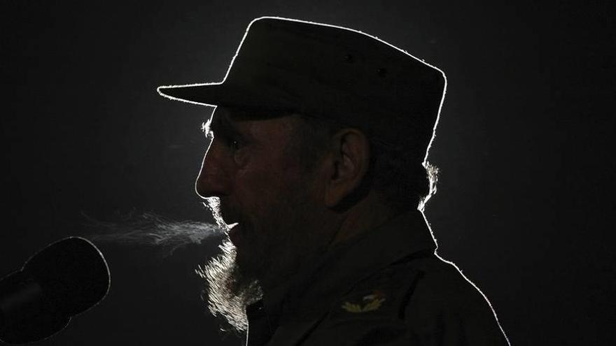 Fotografía de archivo del 04 de febrero de 2006 del líder cubano Fidel Castro durante un discurso pronunciado en la Plaza de la Revolución de La Habana, tras condecorar al mandatario venezolano Hugo Chávez con el premio internacional José Martí otorgado p