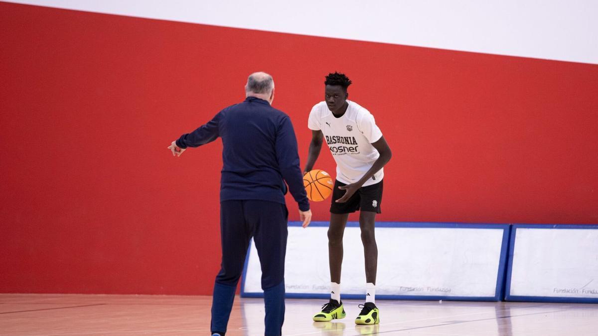 Maker Bol, en un entrenamiento del Baskonia recibiendo explicaciones de Pablo Laso