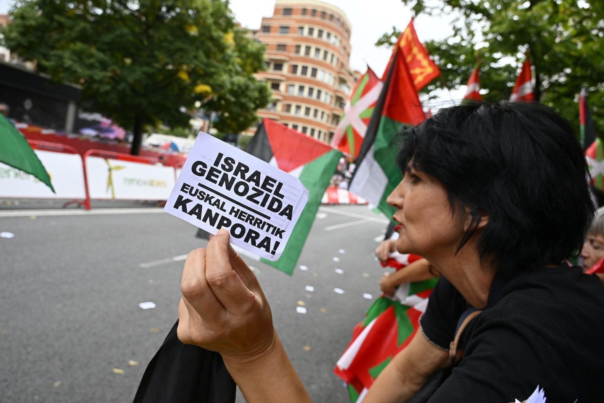 En imágenes: protesta contra el Israel al paso de la La Vuelta por Bilbao