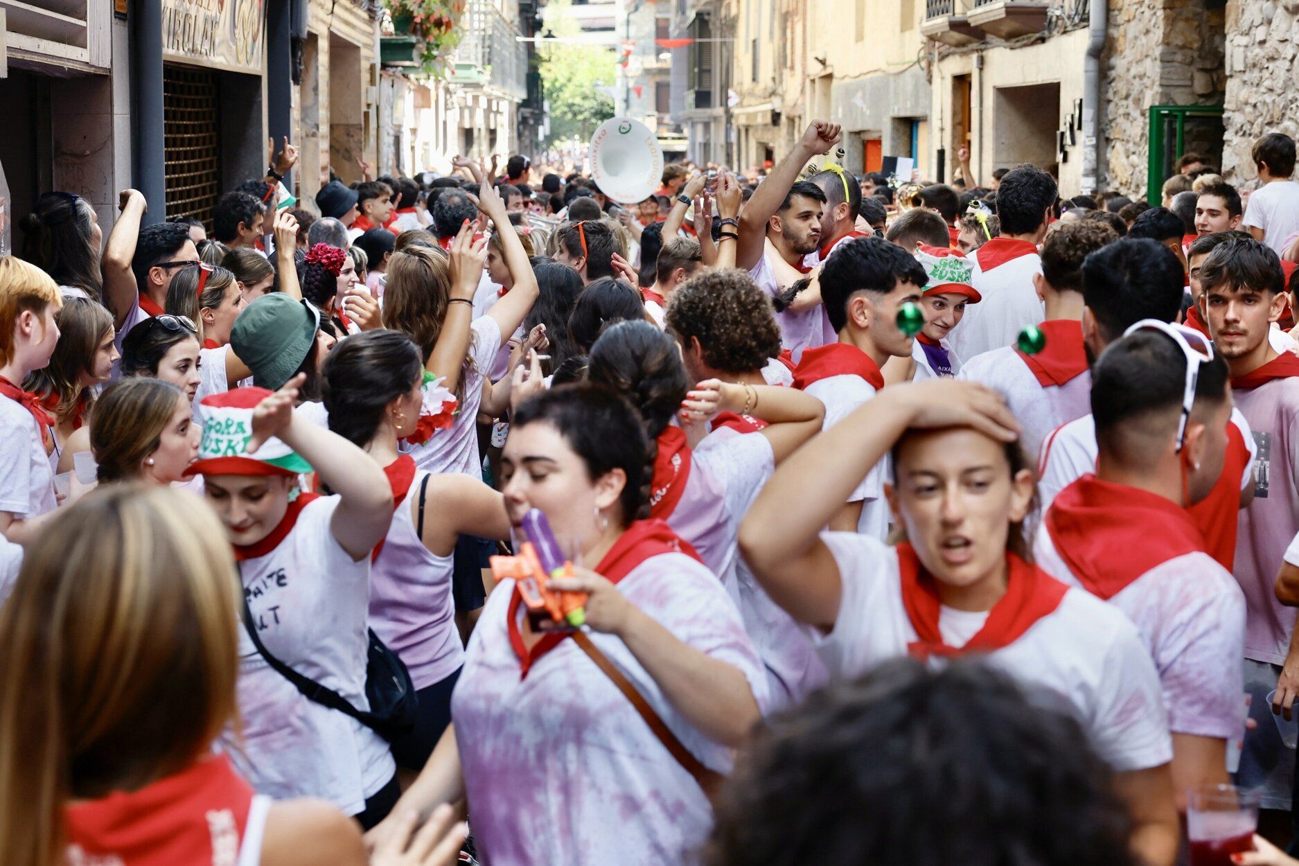 Fiesta de vino tinto en Elgoibar con el Txiki Eguna