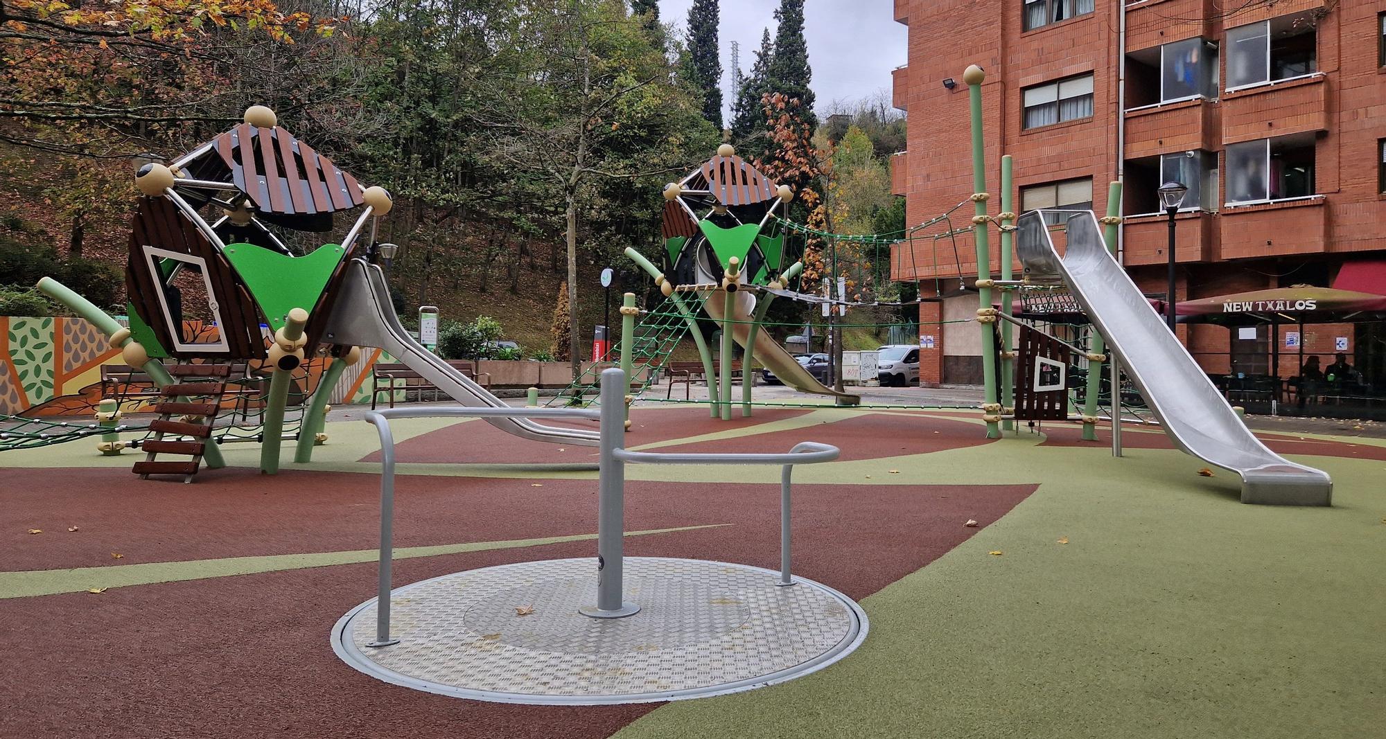 Nuevos columpios en la Campa Ibaizabal en el barrio de La Peña