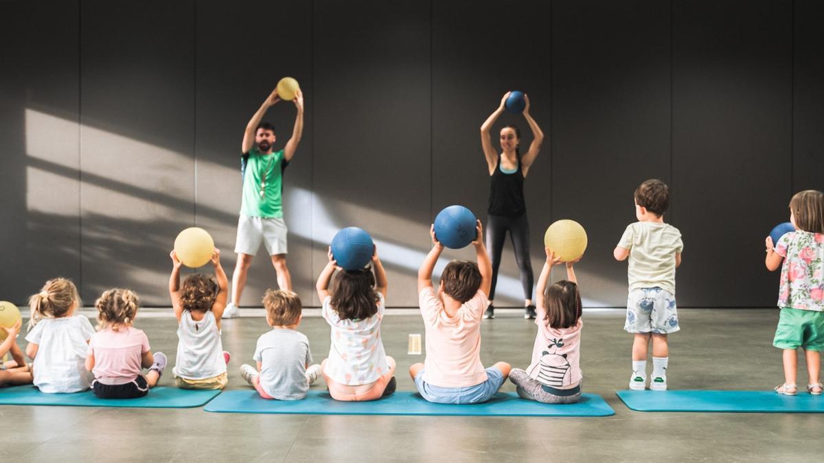 Un grupo de niños con monitores, en un curso deportivo anterior en  Getxo.