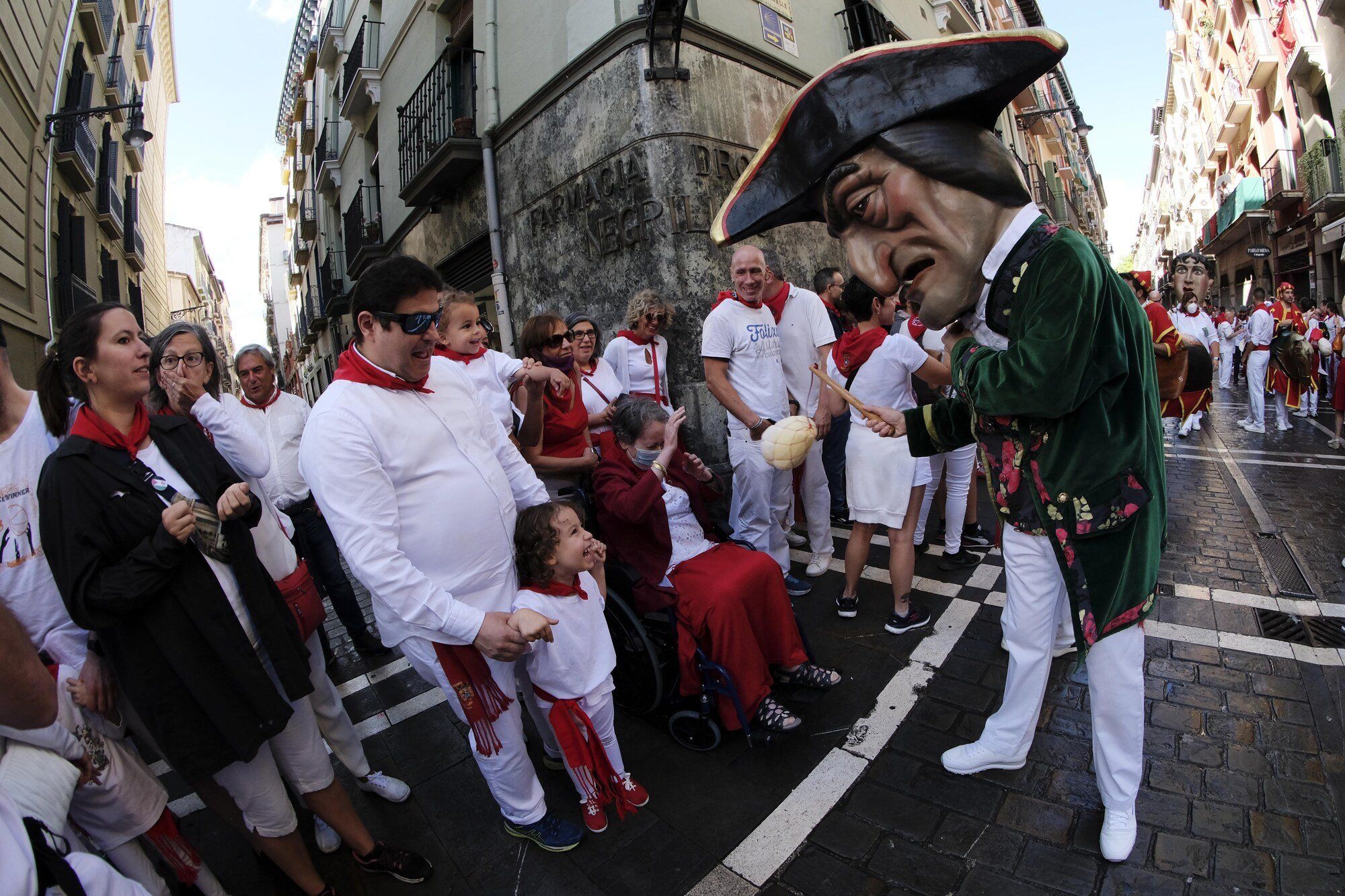 Comparsa de kilikis, cabezudos y gigantes en San Fermín 2022