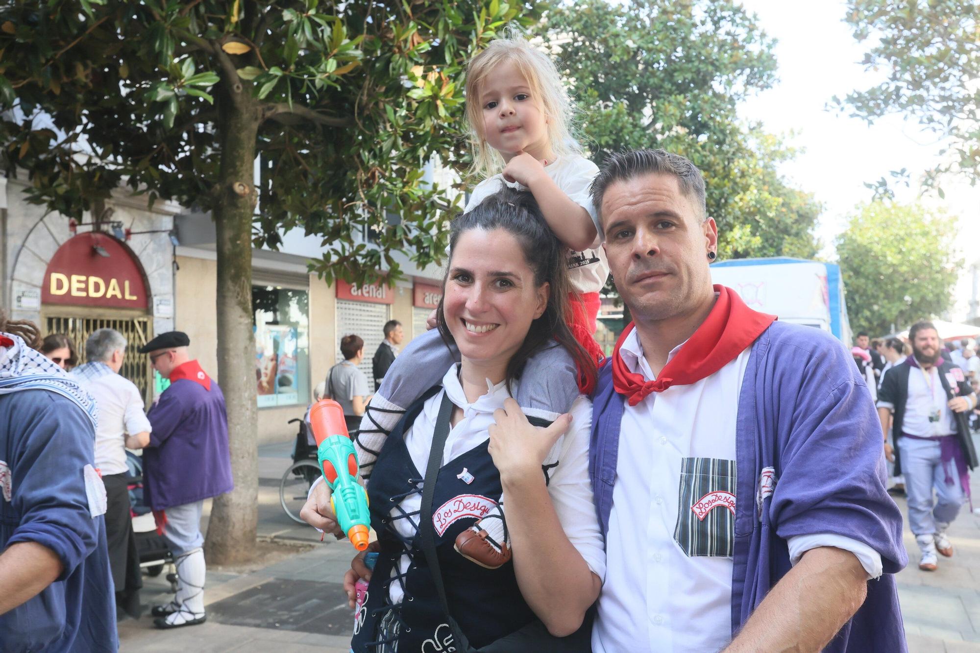 En imágenes: Blusas y neskas desfilan en el segundo paseíllo
