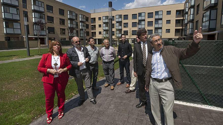 La consejera Salanueva recibe explicaciones del arquitecto, en presencia de Cruchaga, Garnica, Cortés y Ascunce.