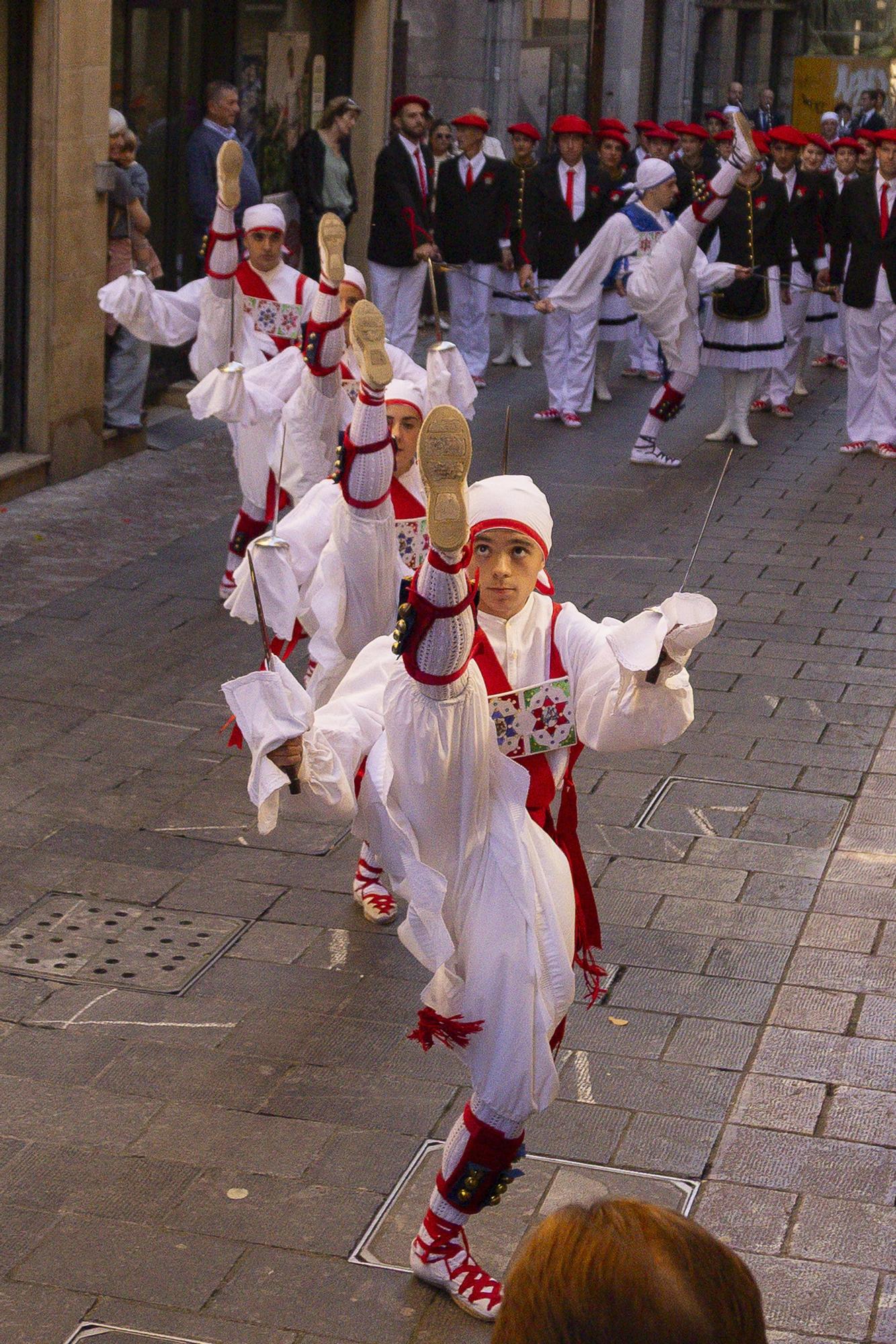 Elgoibar baila al ritmo de las espadas de la celebración de la Virgen del Rosario